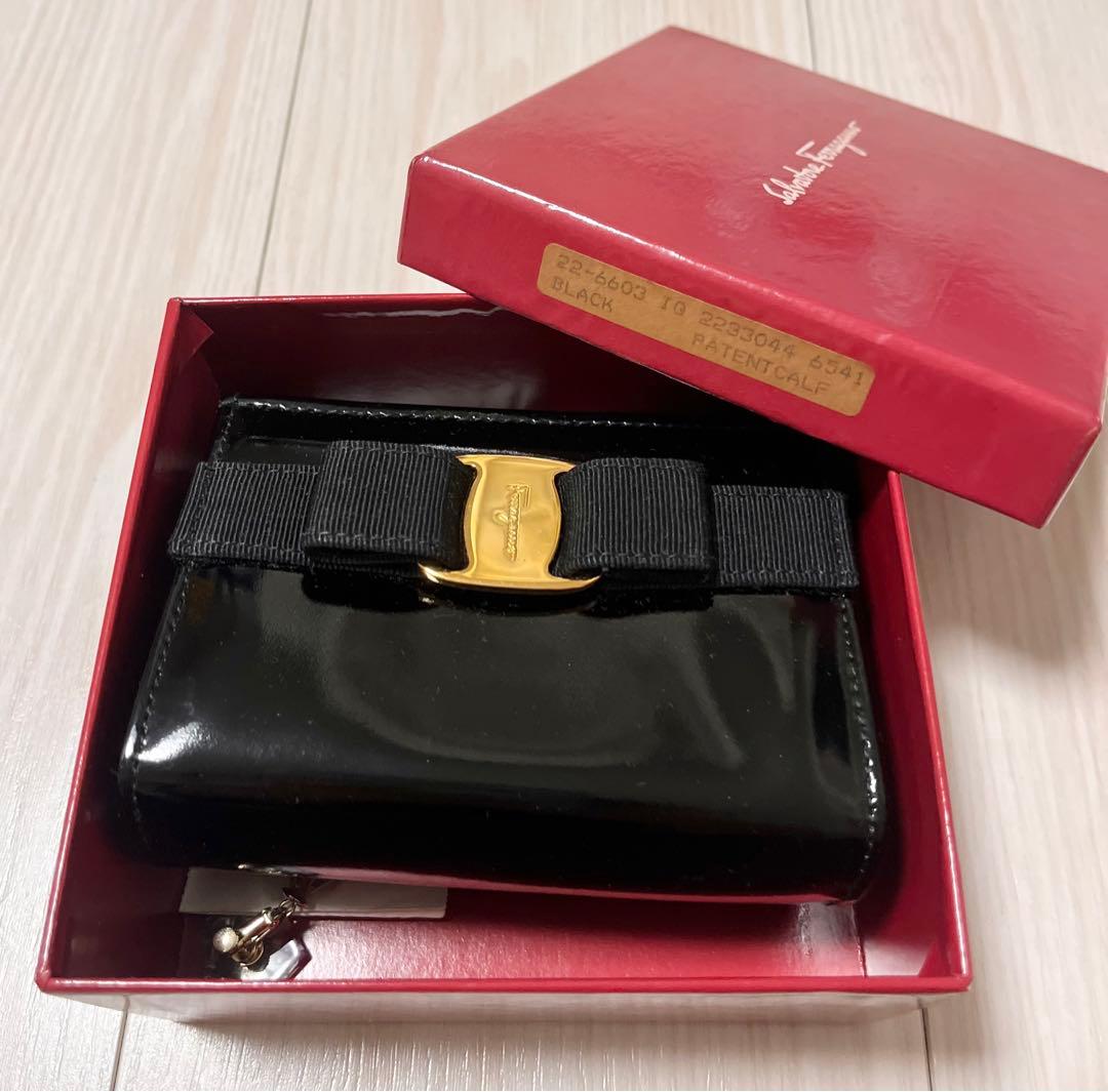 フェラガモ　ヴァラ　ケース　エナメル　黒　キーリング付ポーチ Ferragamo フェラガモ キーケース ブラック ガンチーニ (FERRAGAMO