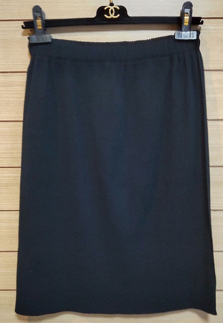 me ISSEY MIYAKE＊黒のプリーツひざ丈スカート FINE KNIT PLEATS BLACK – isseymiyake.com