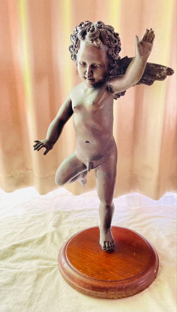 【天使】ブロンズ製 天使像 木製台座付き 高さ約65cm 台座に座っている天使の像 ガーデン彫刻 高さ 約43cm彫像