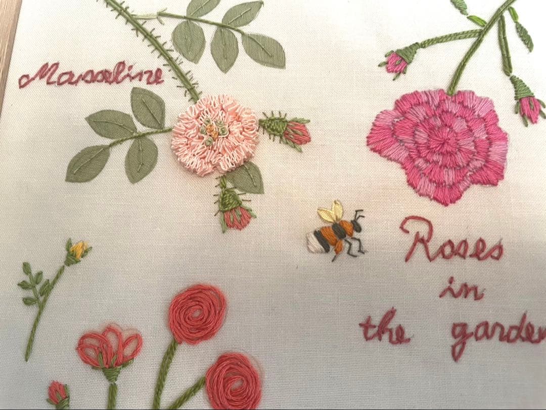 青木和子 刺繍 完成品 バラの咲く庭 「バラ図鑑」 55 - メルカリ