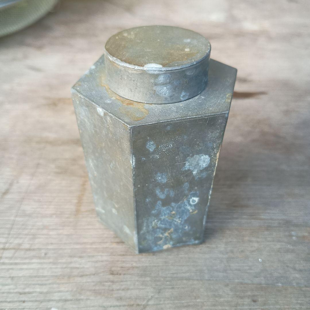 六角 茶器　債聚點造　古錫製　茶芯壺　煎茶道具 六角獅鈕錫製茶壺壺身- 藏品資料- 國立臺灣歷史博物館典藏網