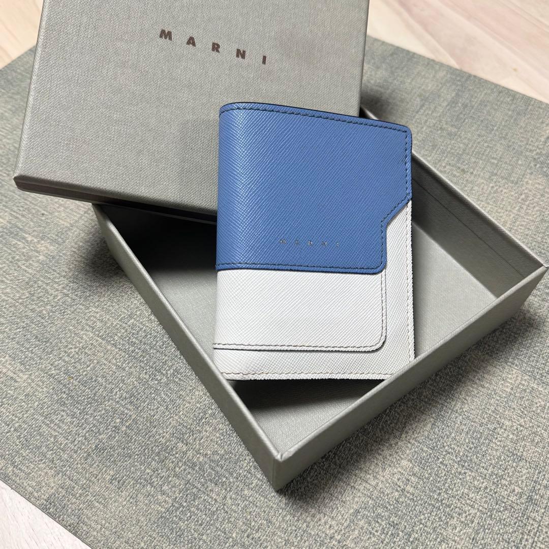 マルニ　二つ折り財布　ホワイト×ライトブルー ブルー、ベージュ＆ライトブルー サフィアーノレザー製二つ折り