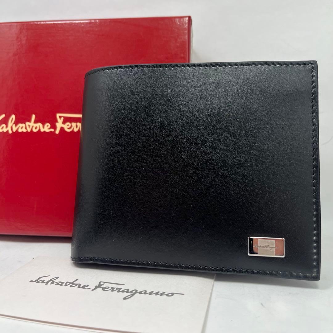 【未使用】フェラガモ　折り財布　レザー　ブラック　小銭入れ付き　シルバー金具 フェラガモ Ferragamo 財布 二つ折り財布 折りたたみ財布 小銭入れ付き
