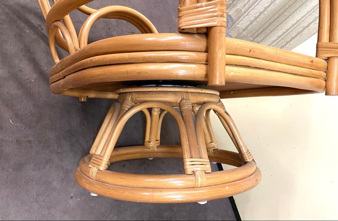 《座面が広い》ラタン 回転椅子　花柄クッション