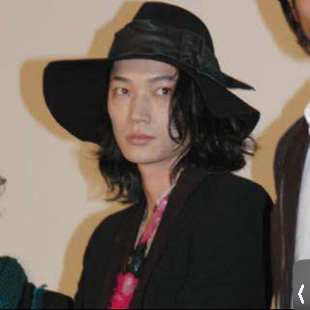 KROFUNE バルザック 綾野剛着用 綾野剛の感情の出力先——。最新作に宿る“言葉の美しさ”に魅せられて