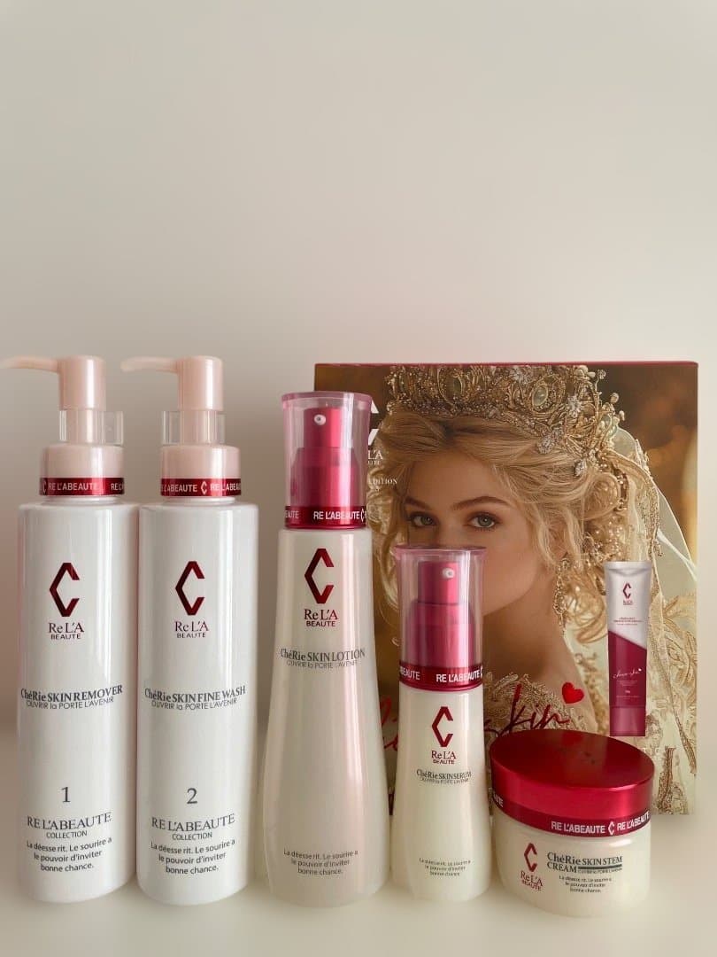 2025年クリスマスコフレ 2025年クリスマスコフレ】「プラダ ビューティ」が限定のきらめくハイ