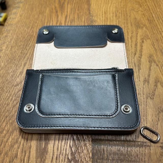 ミドルトラッカーウォレット 丘染め茶芯ブラック シルバー トラッカー