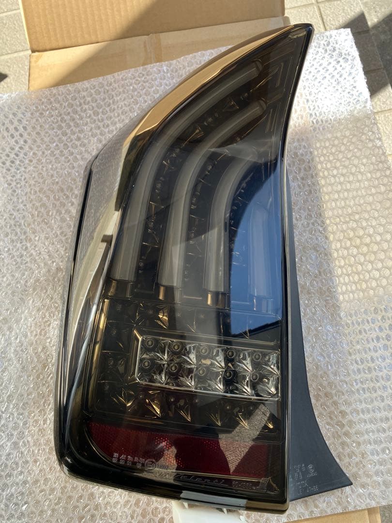 プリウス30系　ヴァレンティテール(左側) LED スモークデザイン ヴァレンティ（VALENTI） ジュエルLEDテールランプ トヨタ 30プリウス