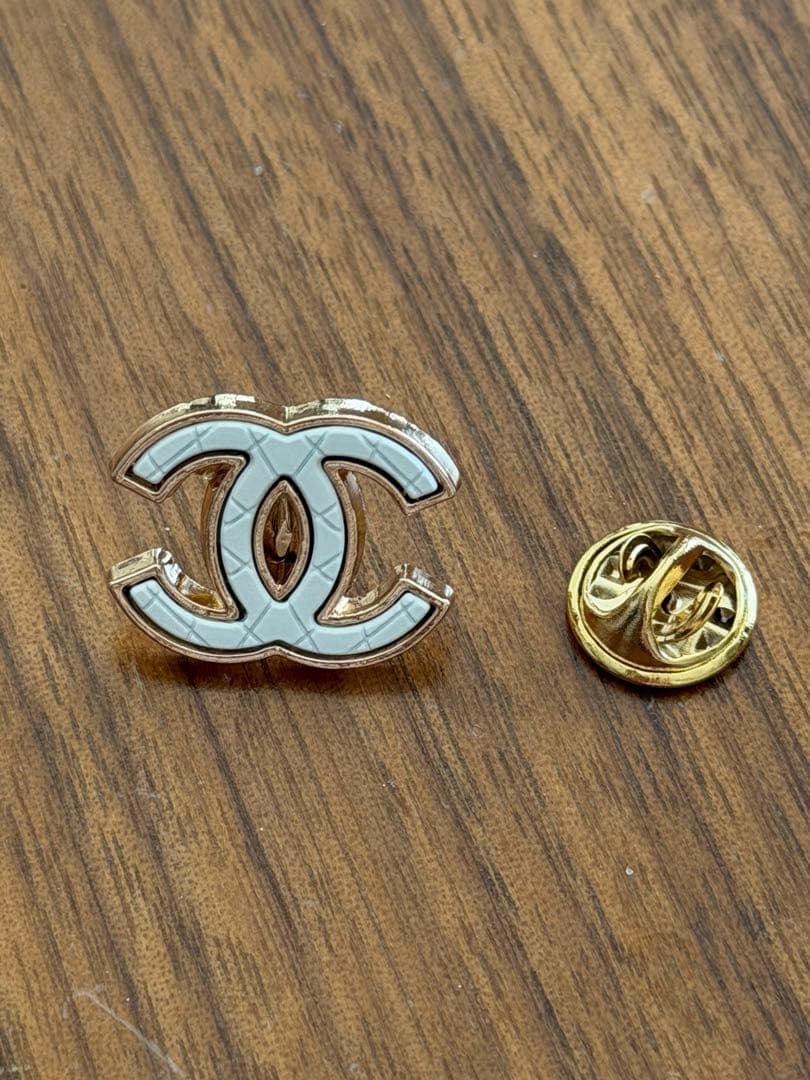 CHANEL ダブルCロゴブローチ ホワイト・ゴールド - メルカリ