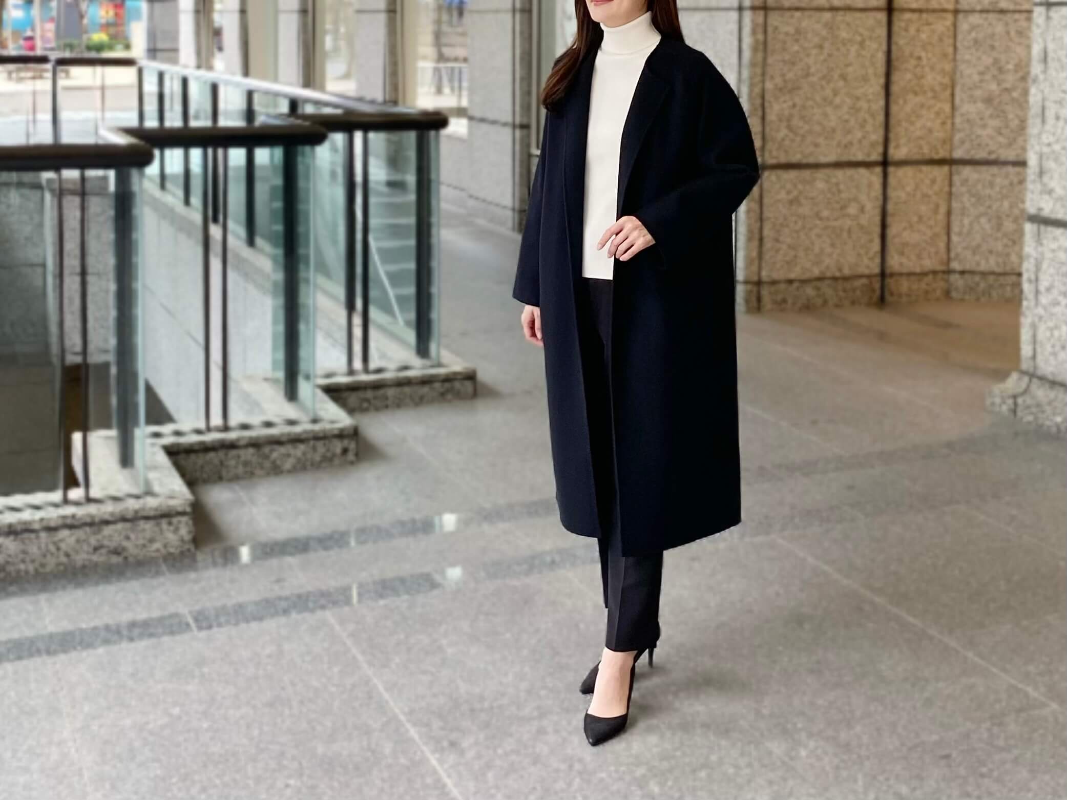 軽い着心地が魅力！ラムリバーノーカラーロングコートのモノトーン