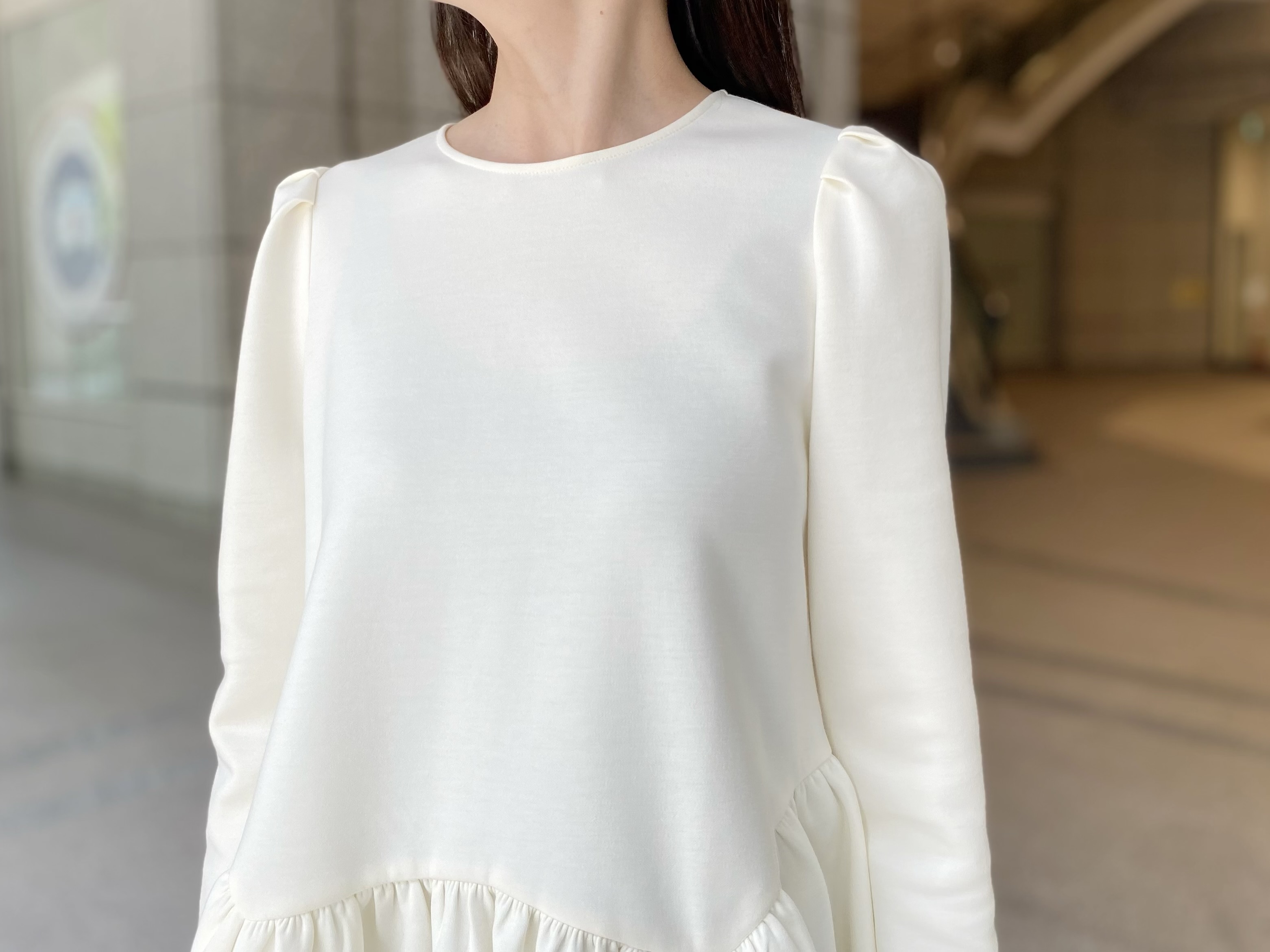 エレガントなダンボールニットペプラムカットソーのモノトーンコーデ