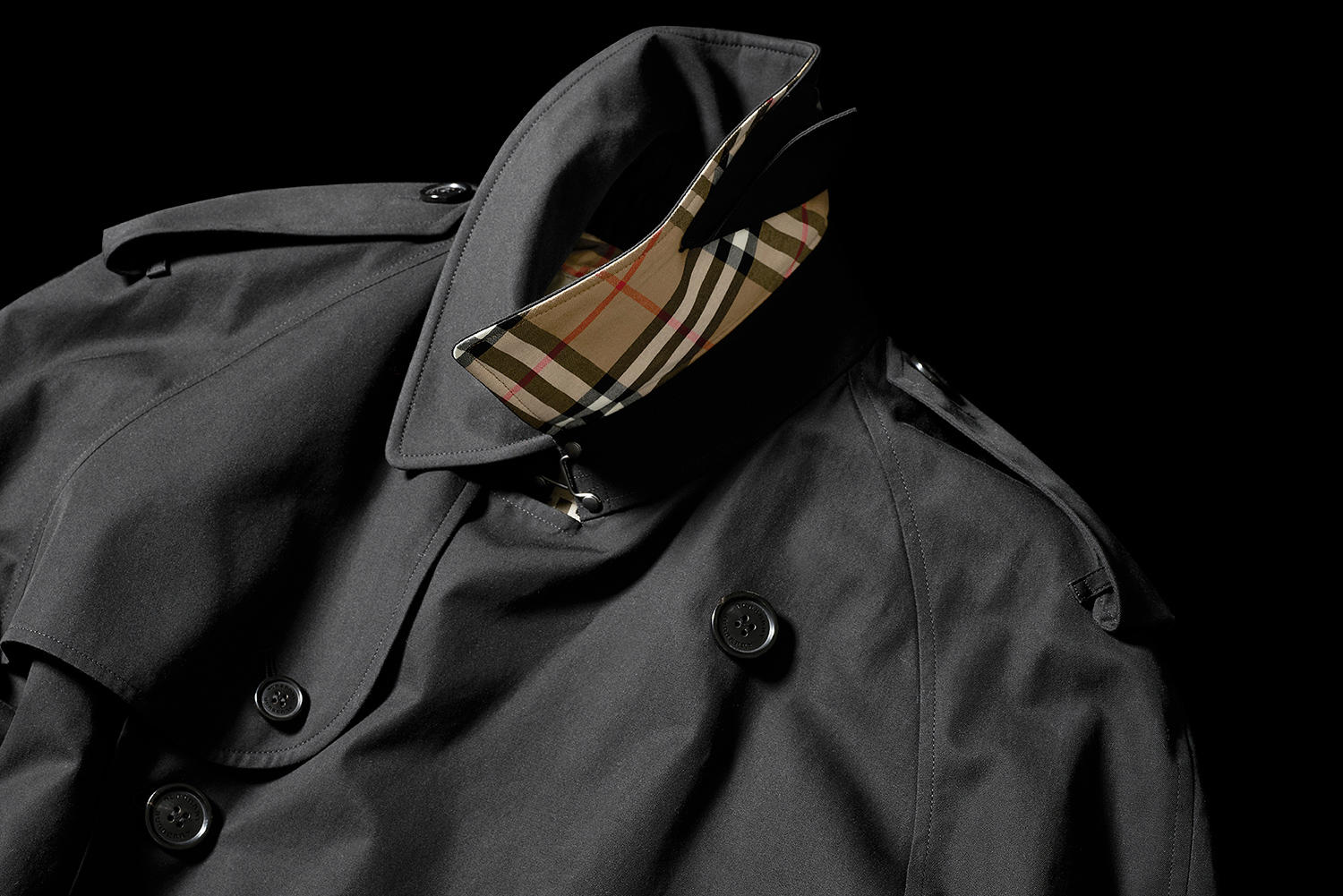 着るだけで自信がわいてくる魔法のトレンチ～バーバリー【黒の名品009