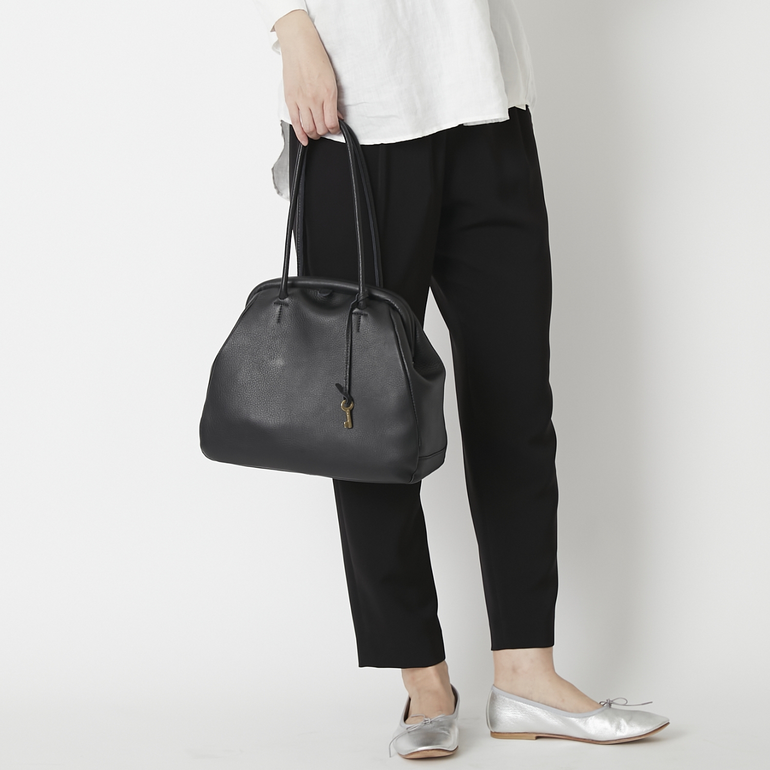 mononogu/リップボストン -口金がクラシックな、肩がけできるレザー