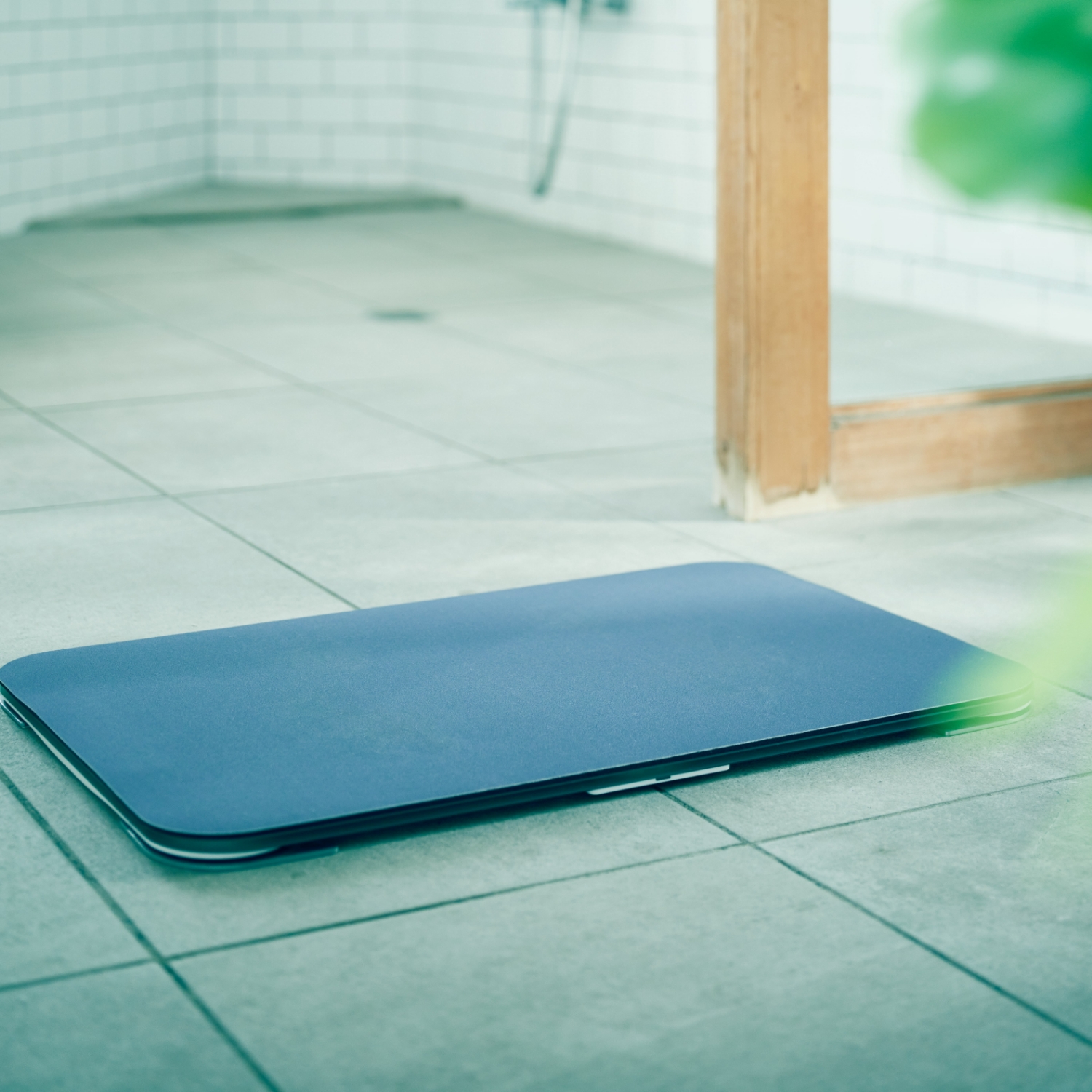 スマートバスマット -簡単に健康管理できる！乗るだけで体重が計れる