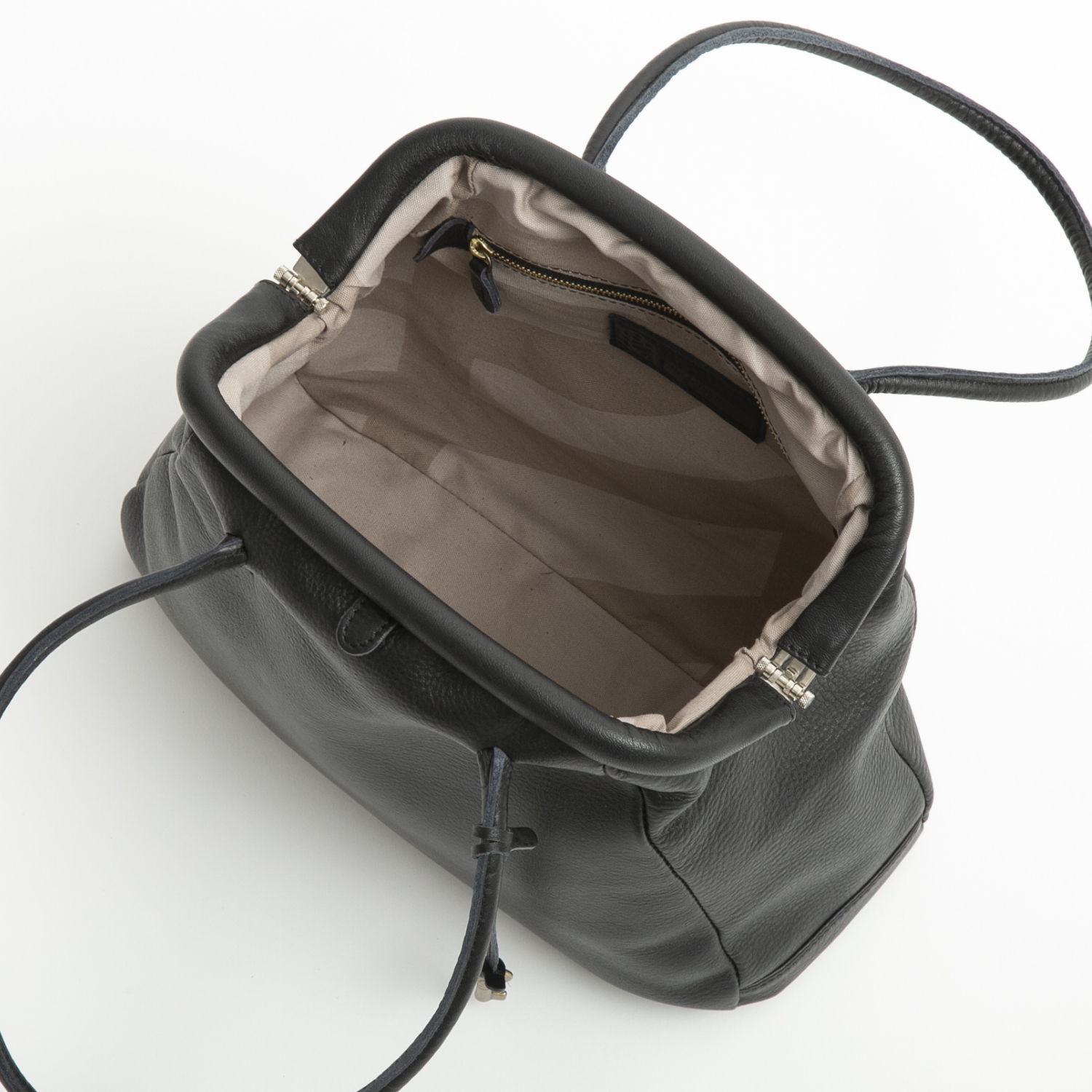 mononogu/リップボストン -口金がクラシックな、肩がけできるレザー