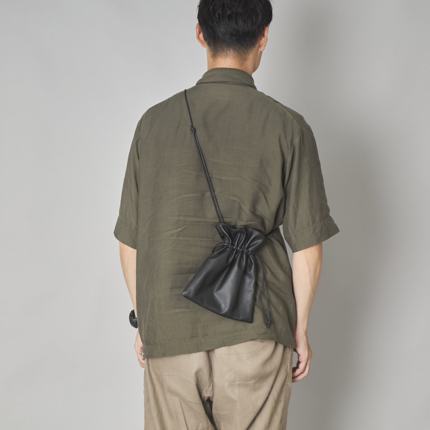 TOKYO LEATHER FACTORY/洗える牛革の巾着サコッシュ ブラック -キレイ