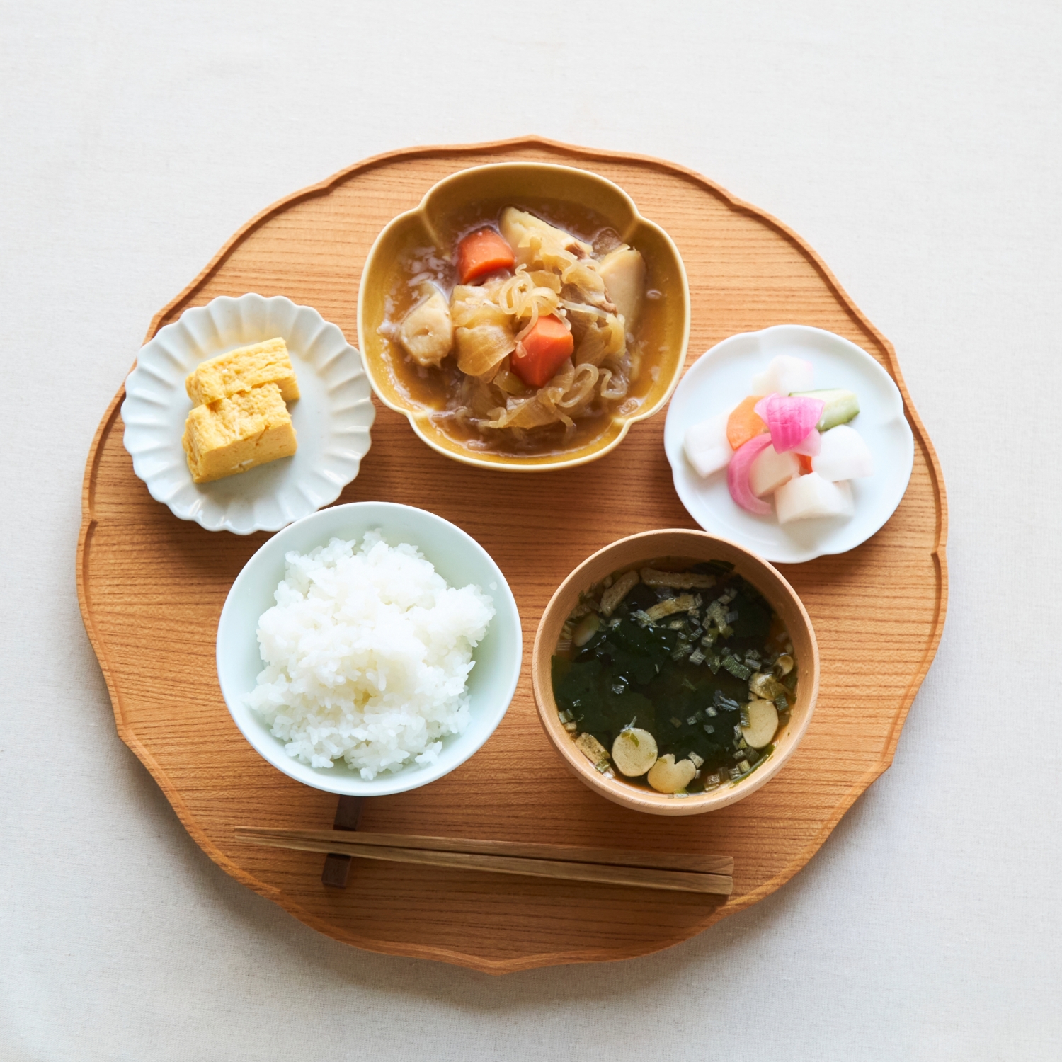 四十沢木材工芸/KITO 折敷 -繊細な意匠が美しく、ガラス塗装で汚れに