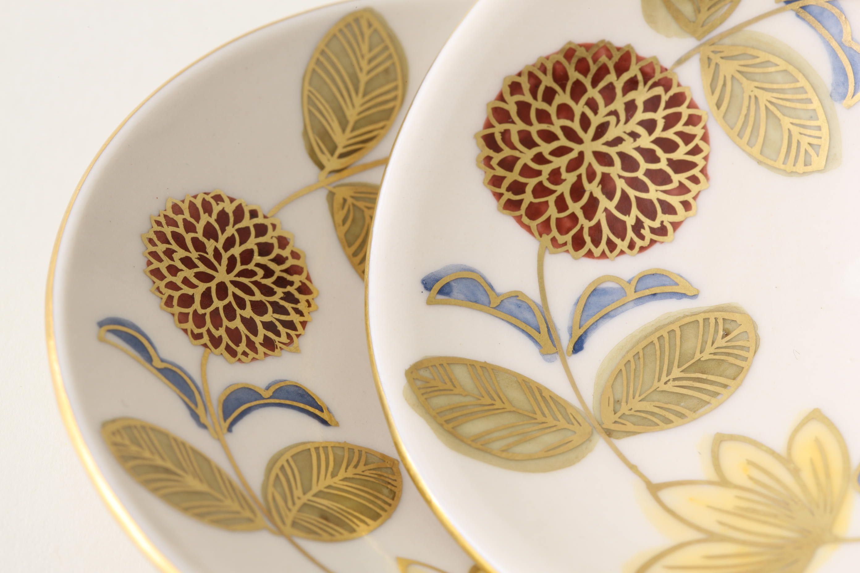 Studio Karakusa/花つなぎ文豆皿 -繊細で美しい花模様の金彩色絵の豆皿