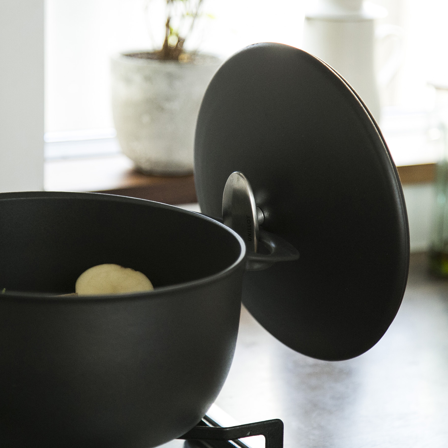 UNILLOY/キャセロール 深型 20cm -軽い鋳物ホーロー鍋で、いつもの料理