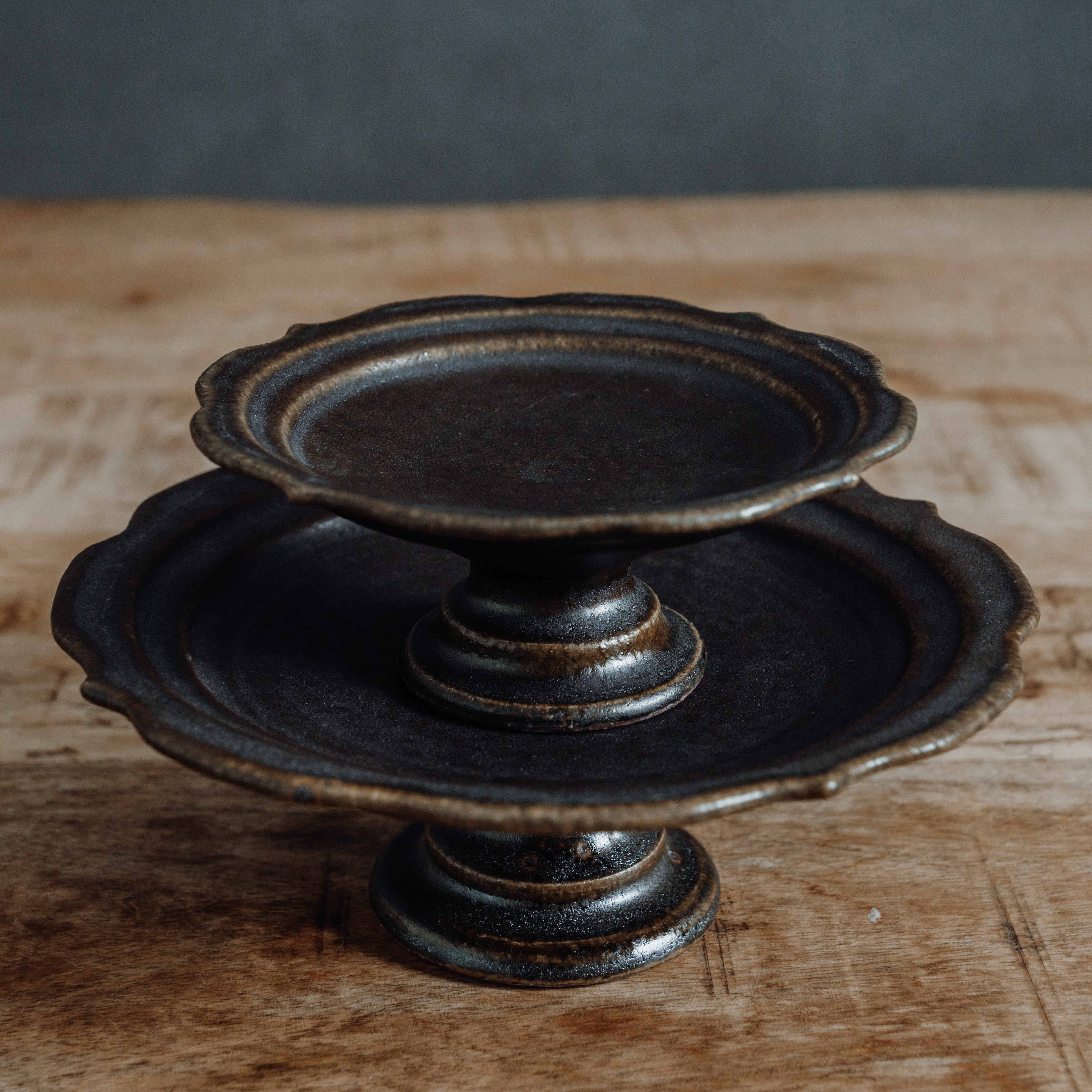 彫刻コンポート皿 18cm (サビ釉)｜古谷浩一 – sui.